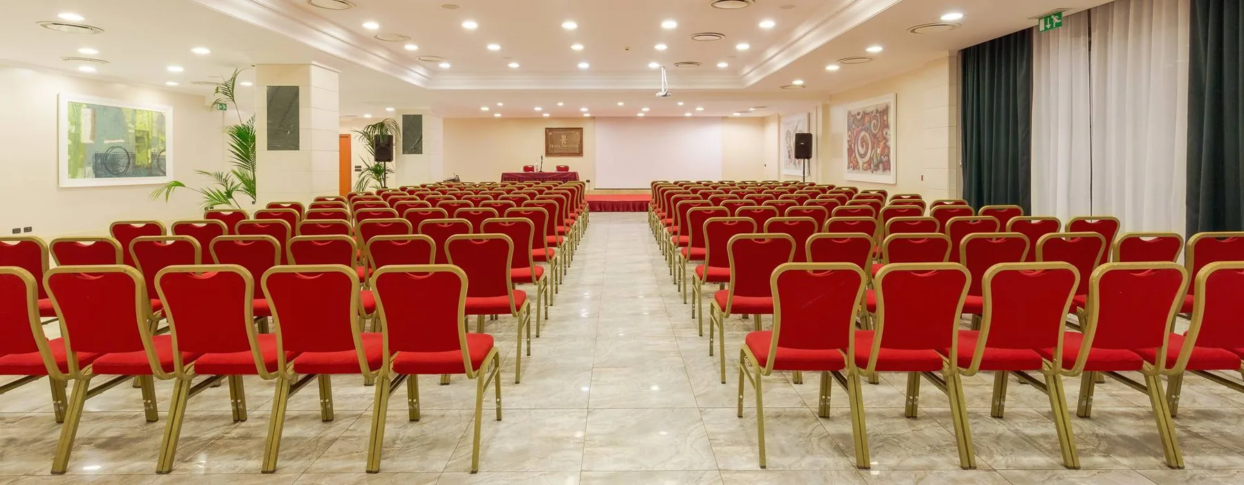 La sala plenaria del Centro Congressi dell’Hotel Nettuno allestita a platea